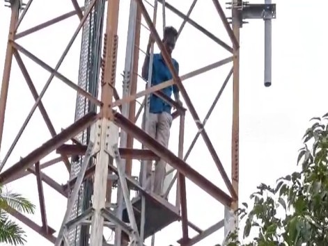 సెల్ టవర్ ఎక్కి వైసీపీ నేత నిరసన