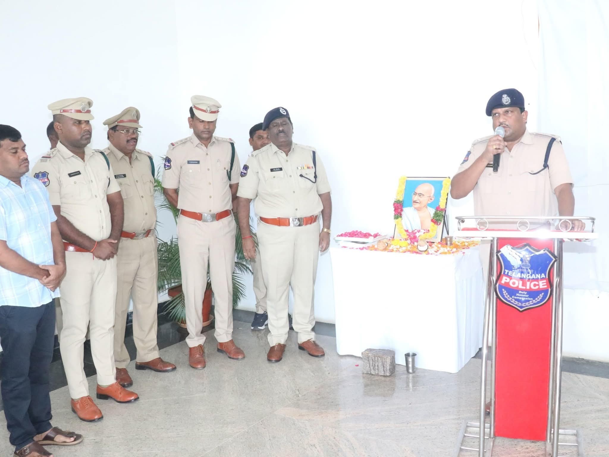 మెదక్ పోలీస్ కార్యాలయంలో ఘనంగా గాంధీ జయంతి