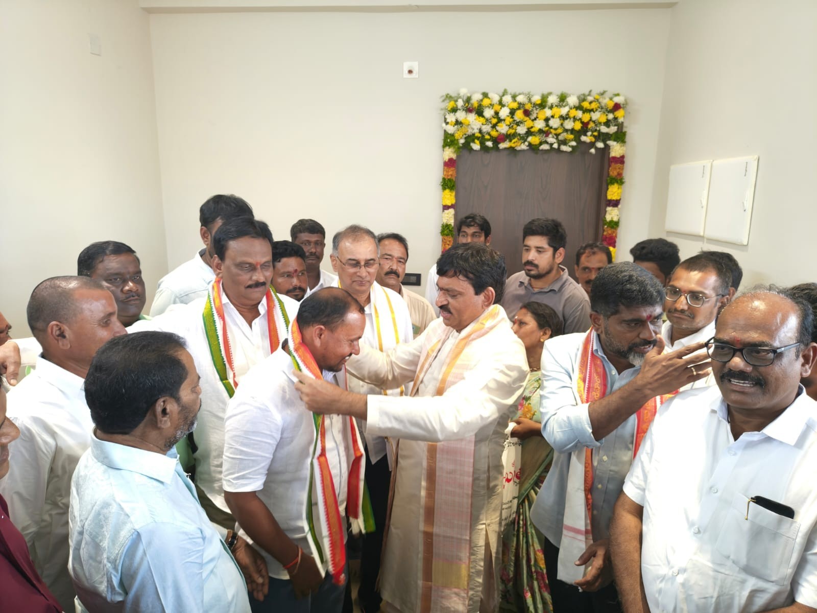 సొసైటీ ఛైర్మన్ పార్టీలోకి ఆహ్వానించిన మంత్రి