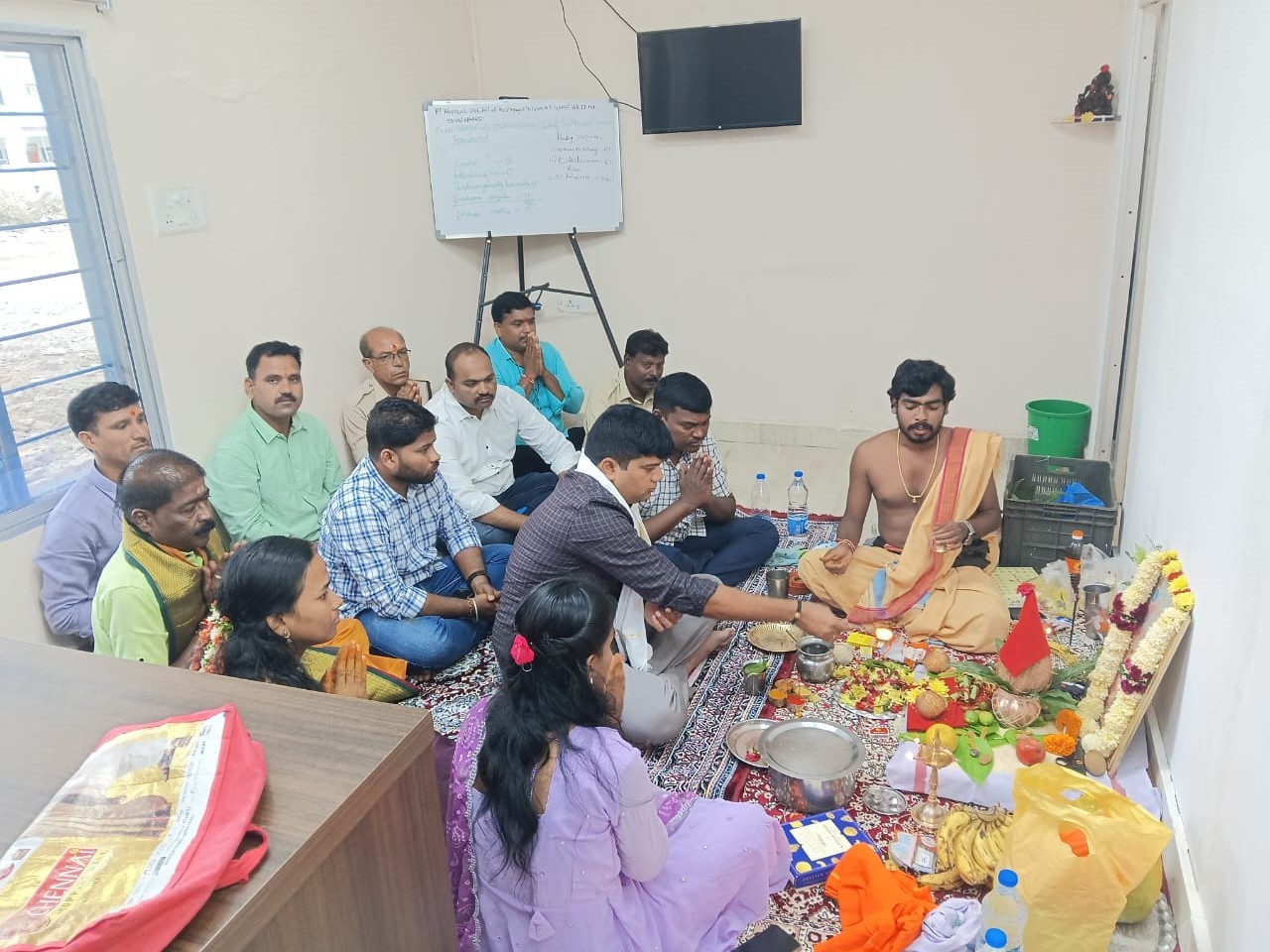 పోలీస్ స్టేషన్‌లో దుర్గామాతకు పూజలు చేసిన సీఐ