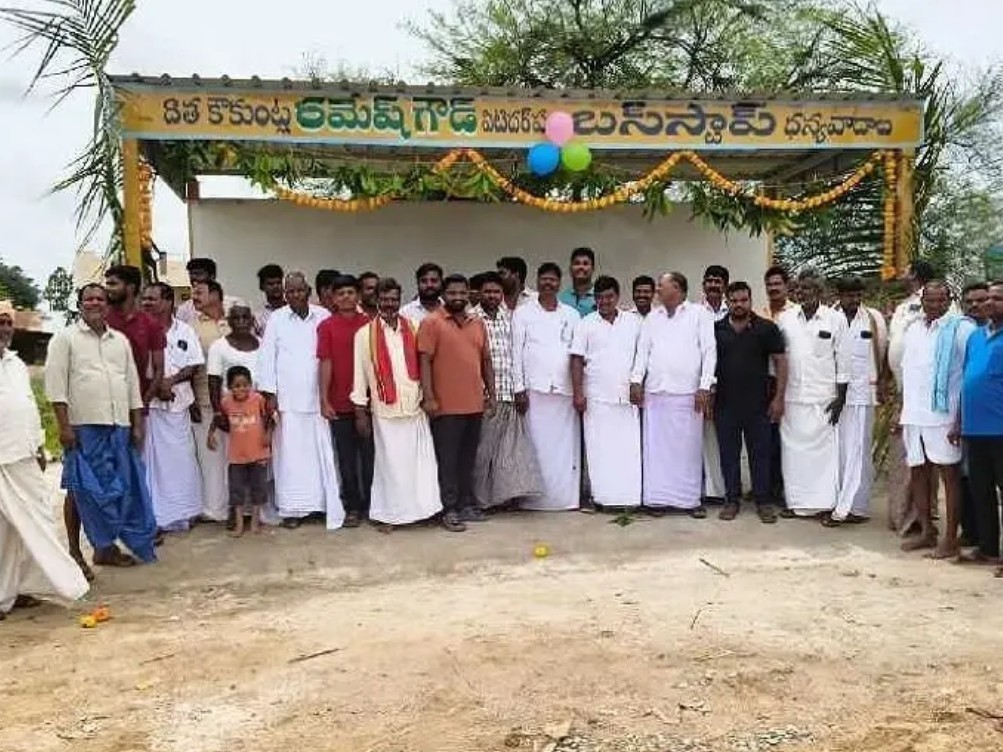 సొంత ఖర్చులతో బస్టాండ్ నిర్మాణం