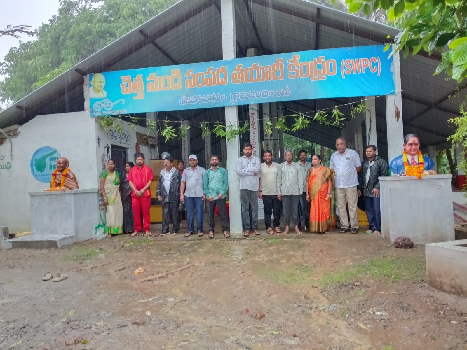 గజపతినగరంలో విగ్రహాల ఆవిష్కరణ