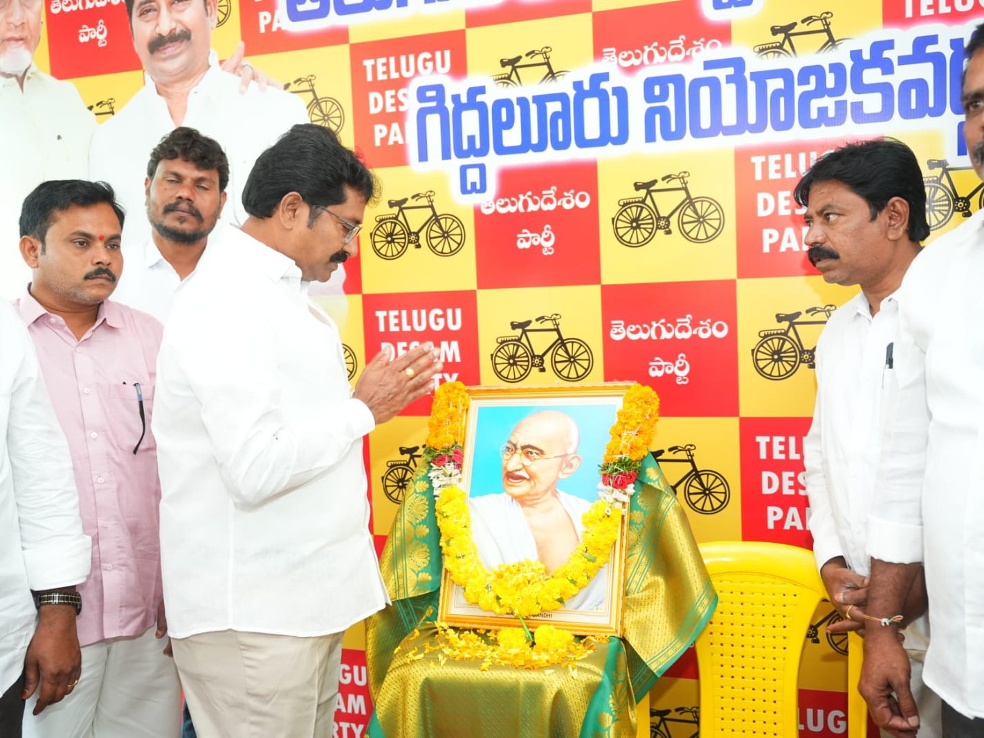 జాతిపితకు నివాళులర్పించిన ఎమ్మెల్యే