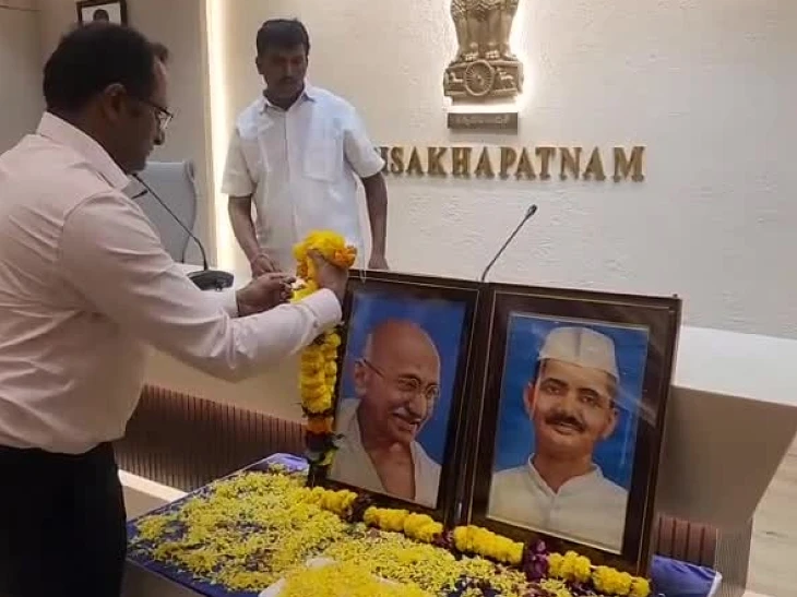 మహాత్మా గాంధీ, లాల్ బహదూర్ శాస్త్రికి కలెక్టర్ నివాళి