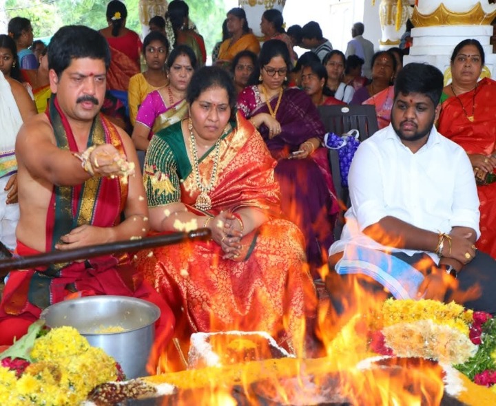 చండీ హోమం నిర్వహించిన  మంత్రి  కొల్లు