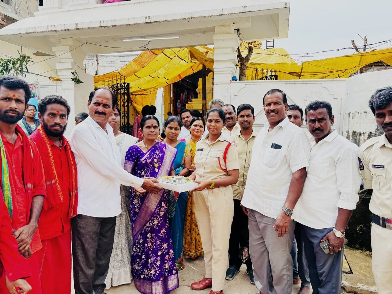 పోలీసుల ఆధ్వర్యంలో బతుకమ్మ పోటీలు