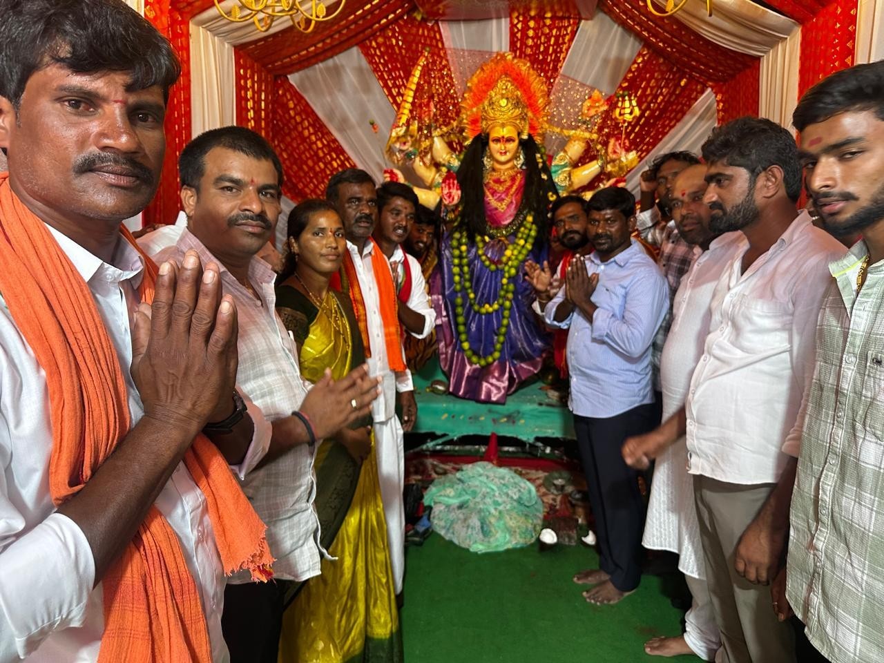 దుర్గ భవాని మాతను దర్శించుకున్న మాజీ ఎమ్మెల్యే