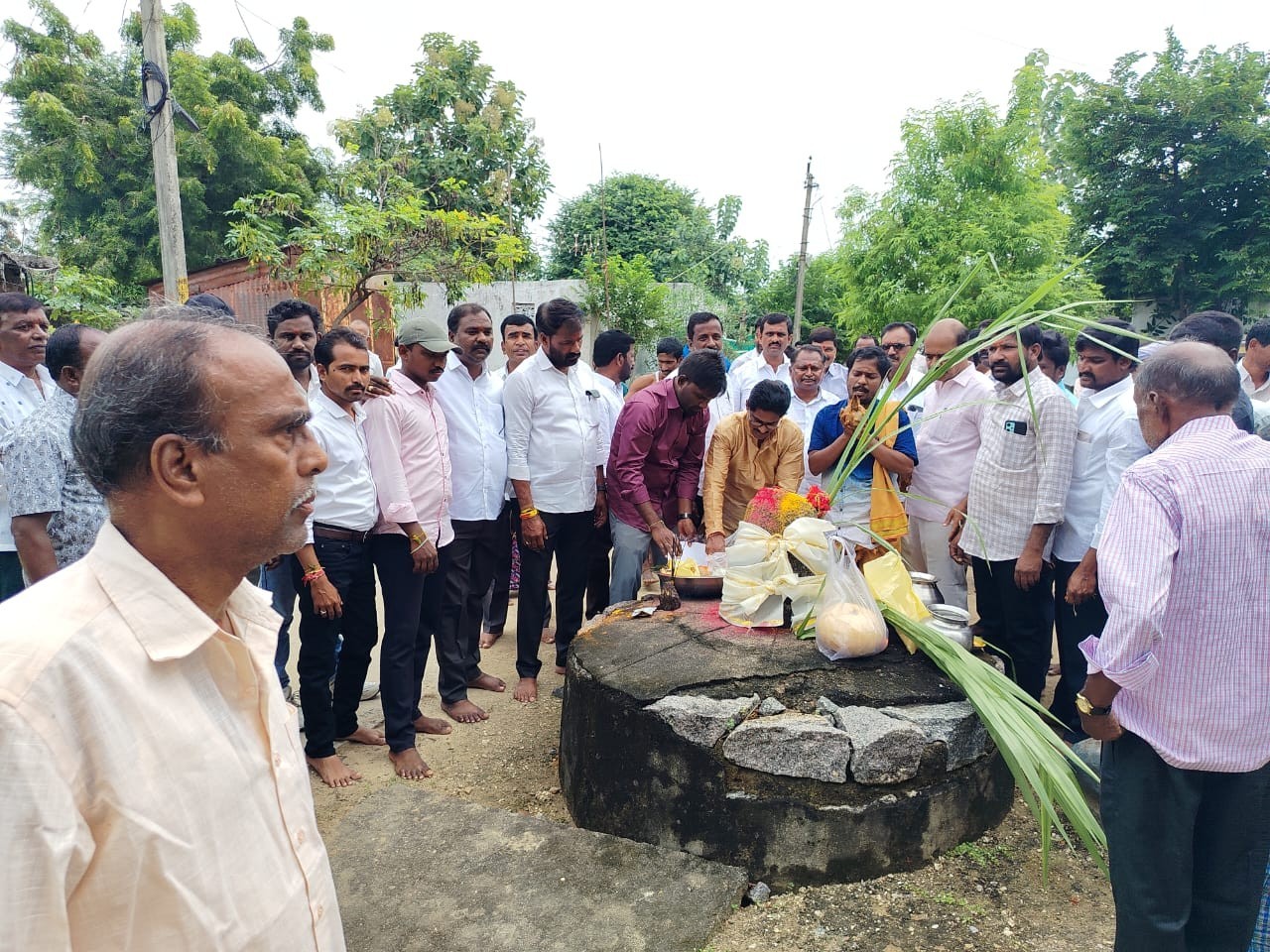 గ్రామంలో జమ్మి చెట్టుకు ప్రత్యేక పూజలు