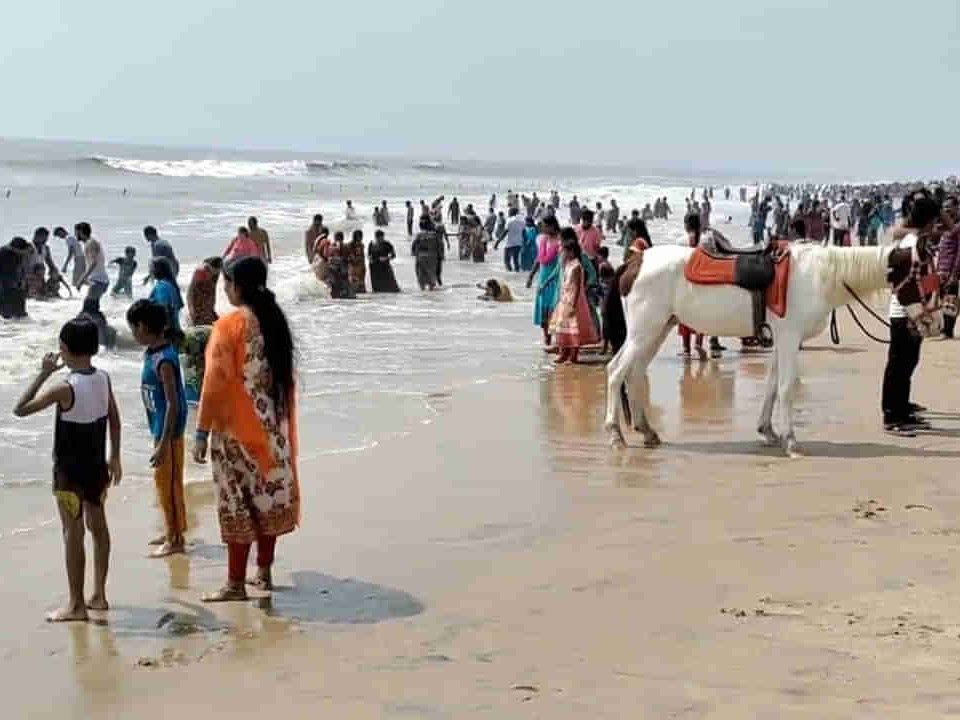 పేరుపాలెం బీచుకు పోటెత్తిన పర్యాటకులు