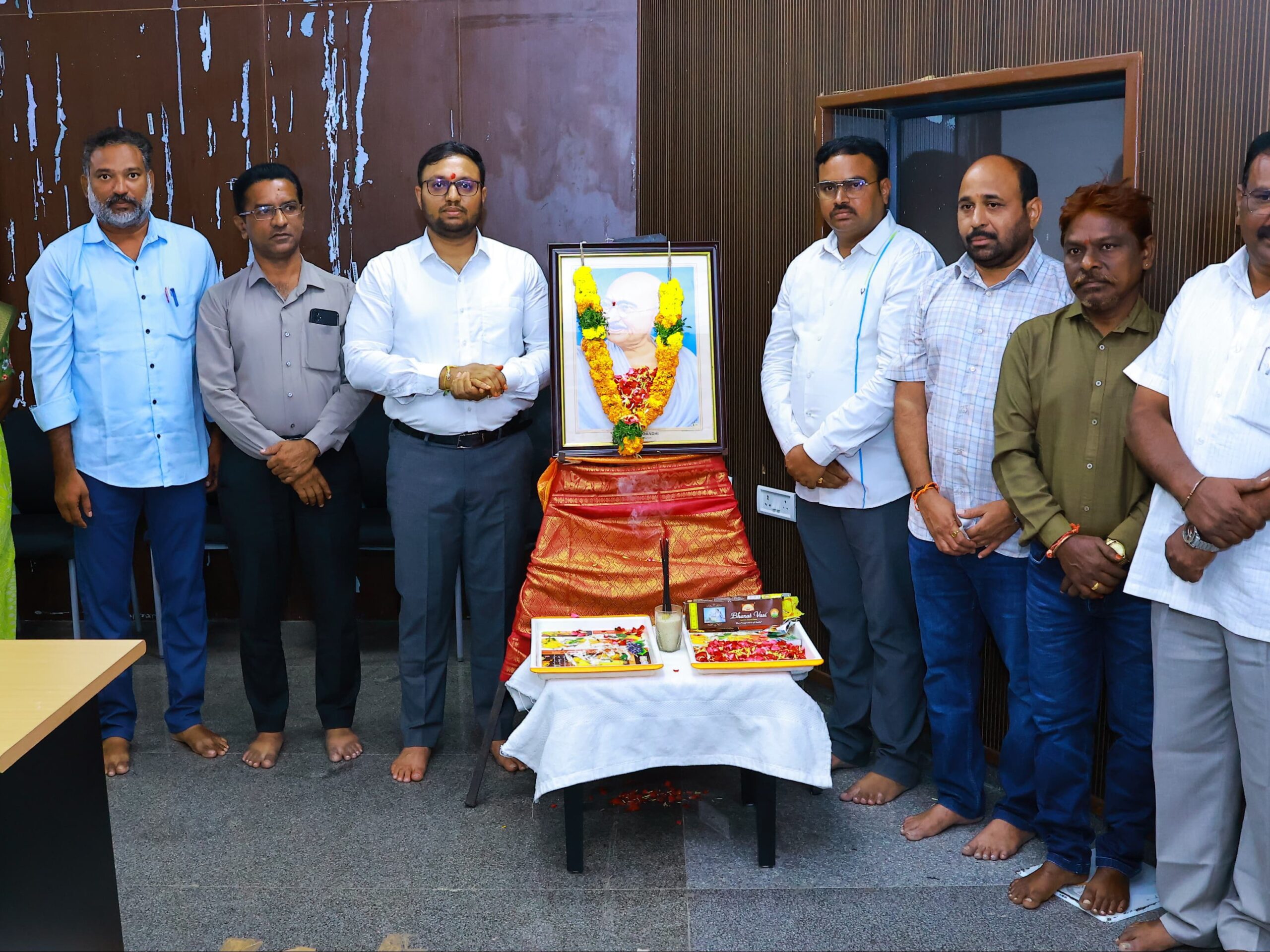 గాంధీ కలలు కన్న గ్రామ స్వరాజ్యం కోసం కృషి చేయాలి: కలెక్టర్