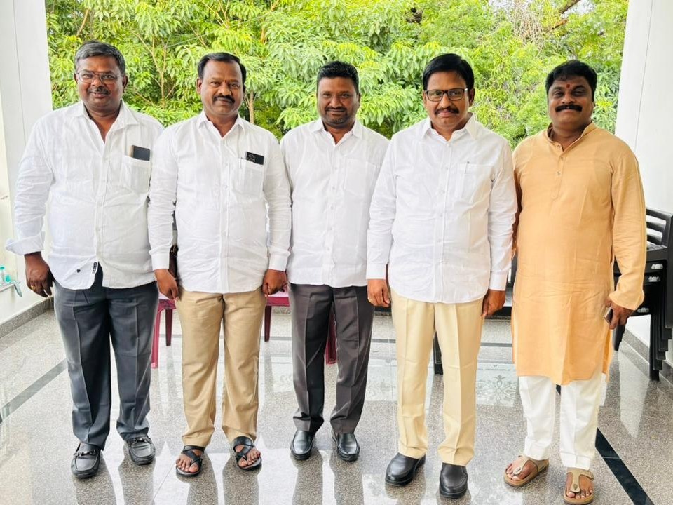 ఎమ్మెల్యేకు దసరా శుభాకాంక్షలు తెలియజేసిన ప్రముఖులు