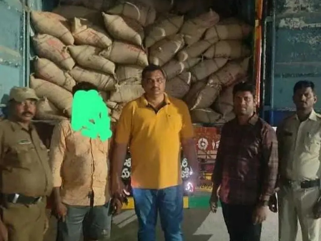 పొన్నూరులో రేషన్ బియ్యం పట్టివేత