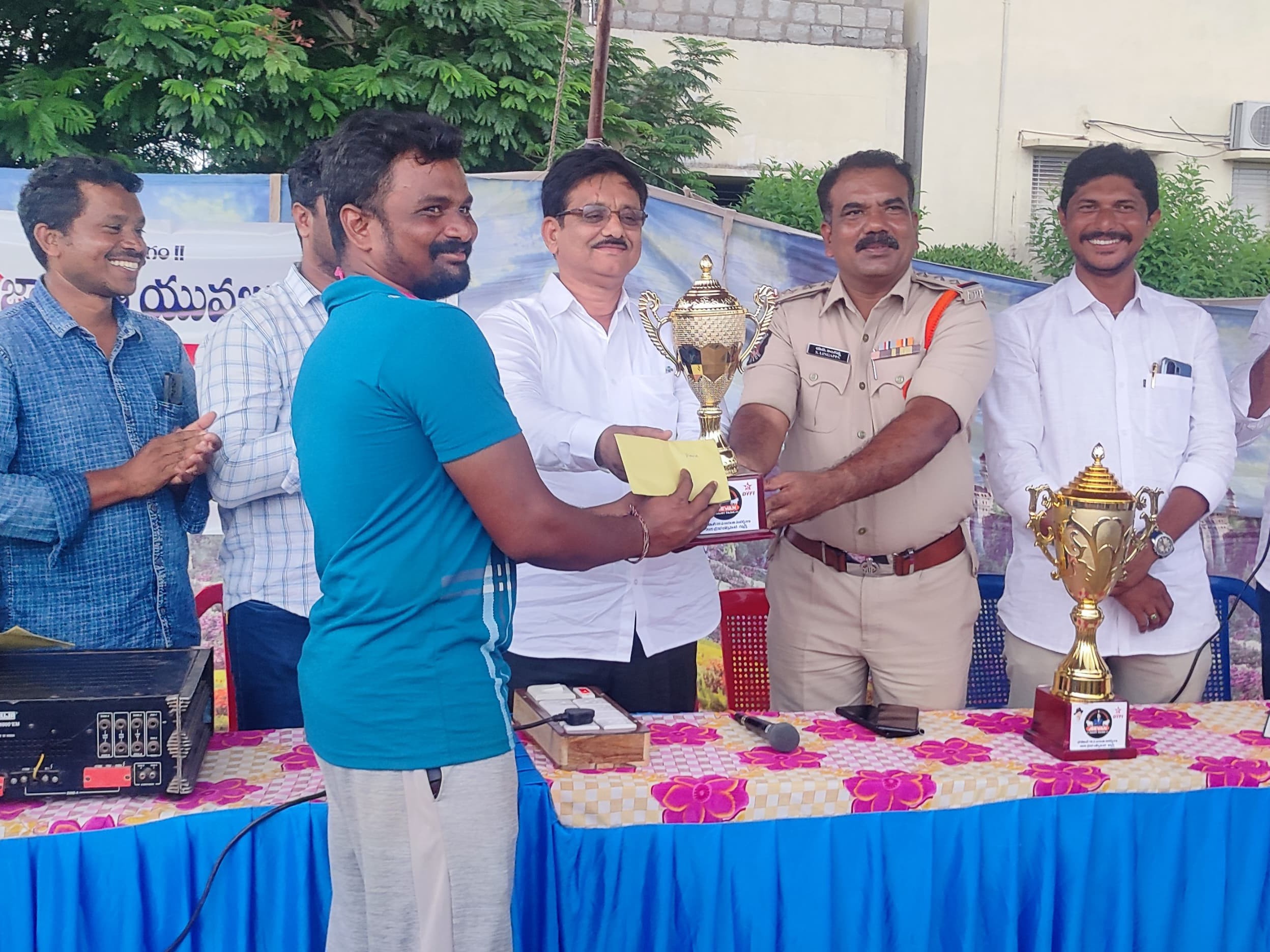 ప్రతి ఒక్కరిలో క్రీడా స్ఫూర్తి ఉండాలి: సీఐ
