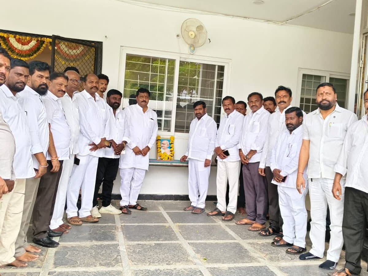 మహాత్మా గాంధీకి నివాళులర్పించిన మాజీ మంత్రి