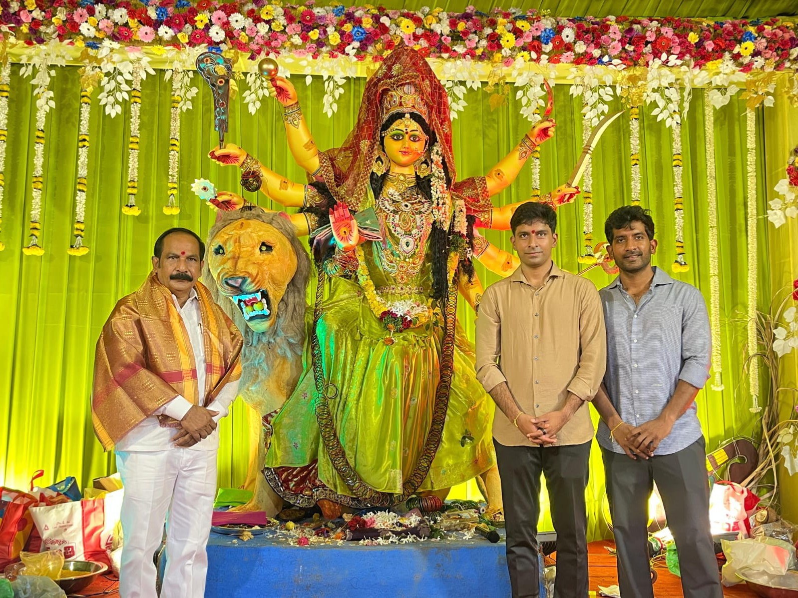 దుర్గామాతను దర్శించుకున్న MLC రవీందర్
