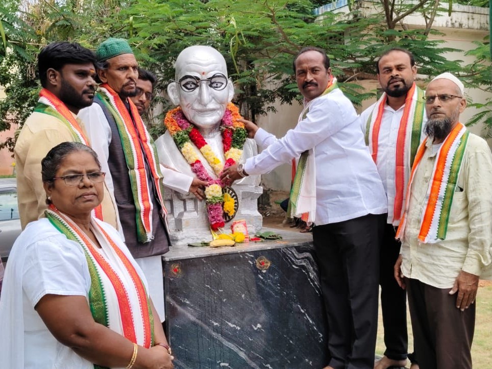 గాంధీకి నివాళులు అర్పించిన కాంగ్రెస్ నాయకులు