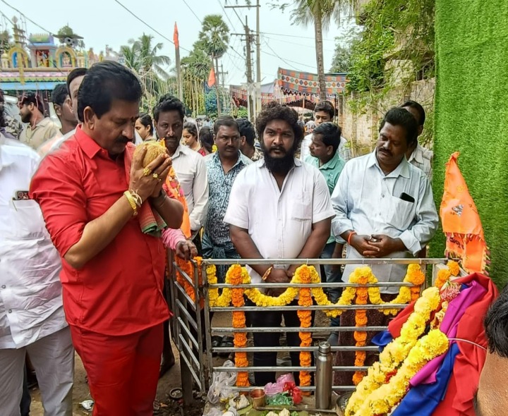 విగ్రహ ప్రతిష్ట‌లో పాల్గొన్న బీజేపీ నాయకుడు