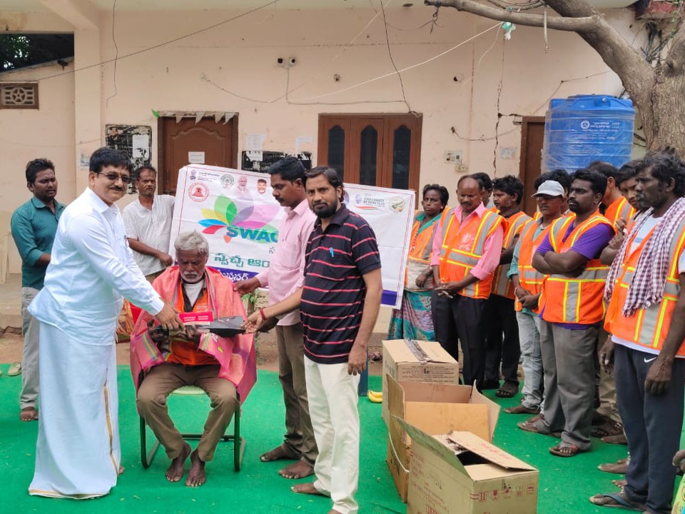 హెల్త్ వర్కర్ల‌ను సన్మానించిన కమిషన్ నర్సింహా రెడ్డి