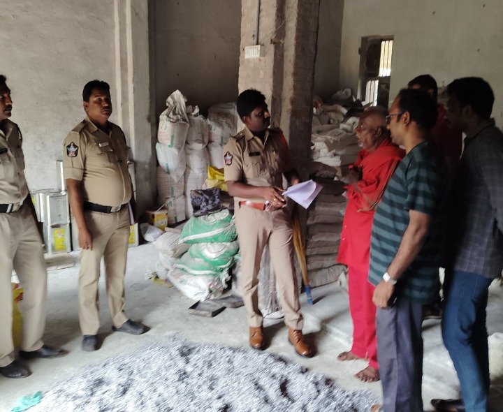 మందు గుండు సామాగ్రి స్థావరం‌పై పోలీసులు దాడి