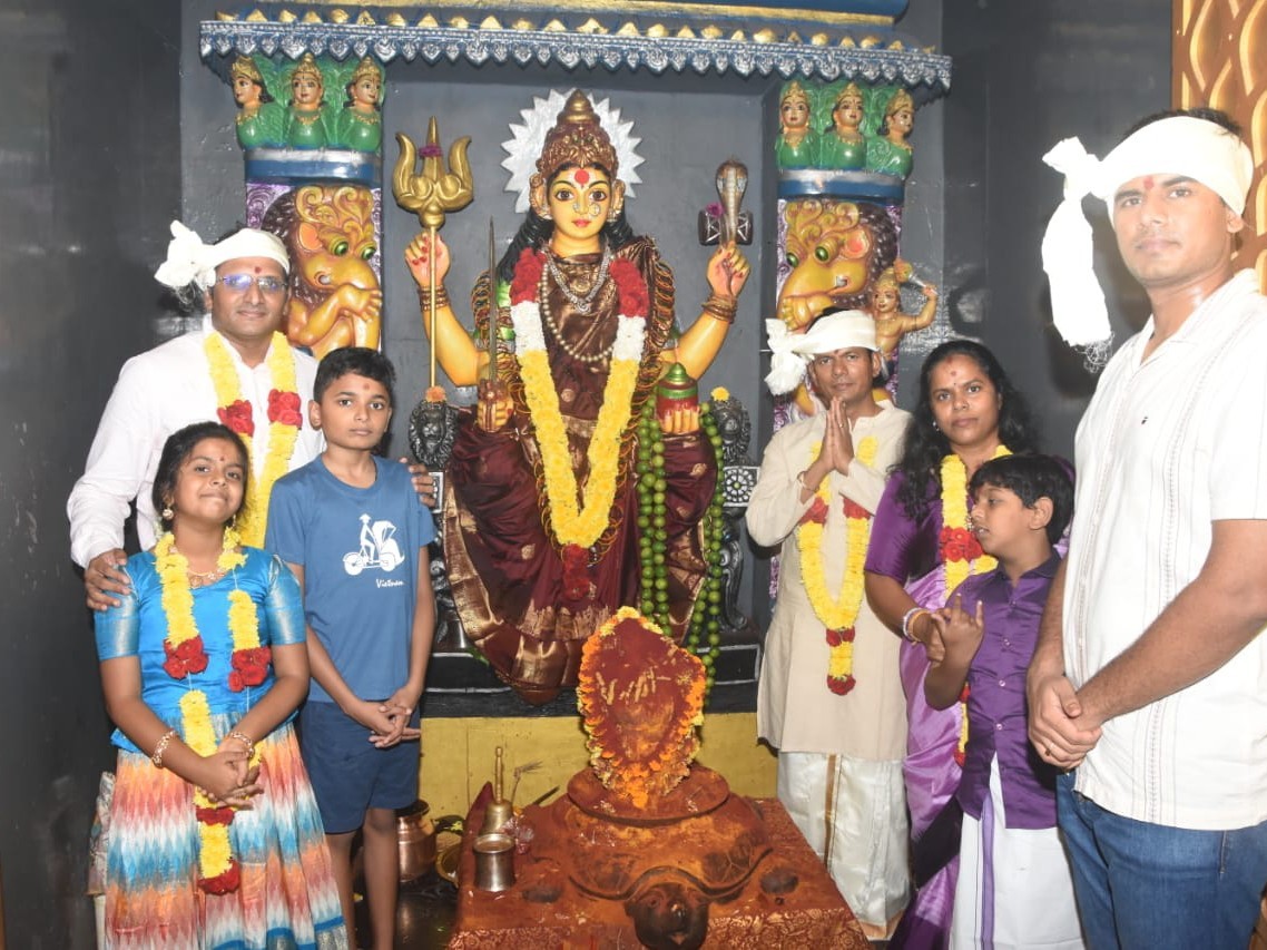 మూకాంబికా అమ్మవారిని దర్శించుకున్న ముగ్గురు కలెక్టర్లు