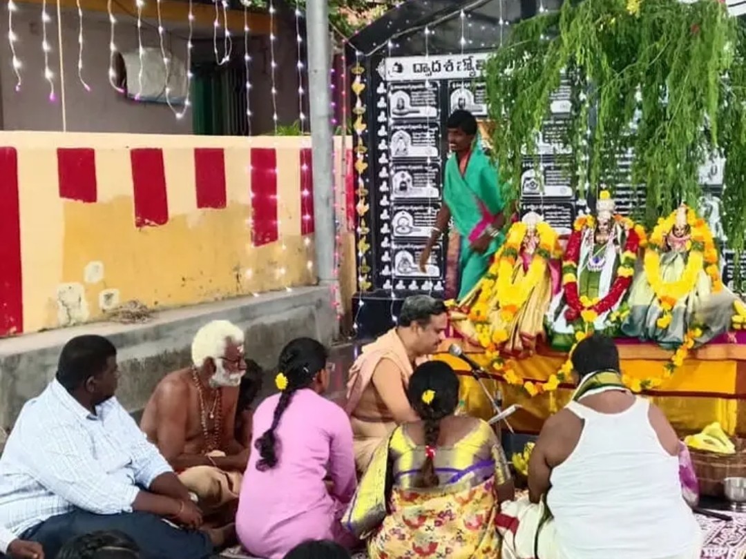 రాజరాజేశ్వరీ దేవిగా దర్శనమిచ్చిన అమ్మవారు