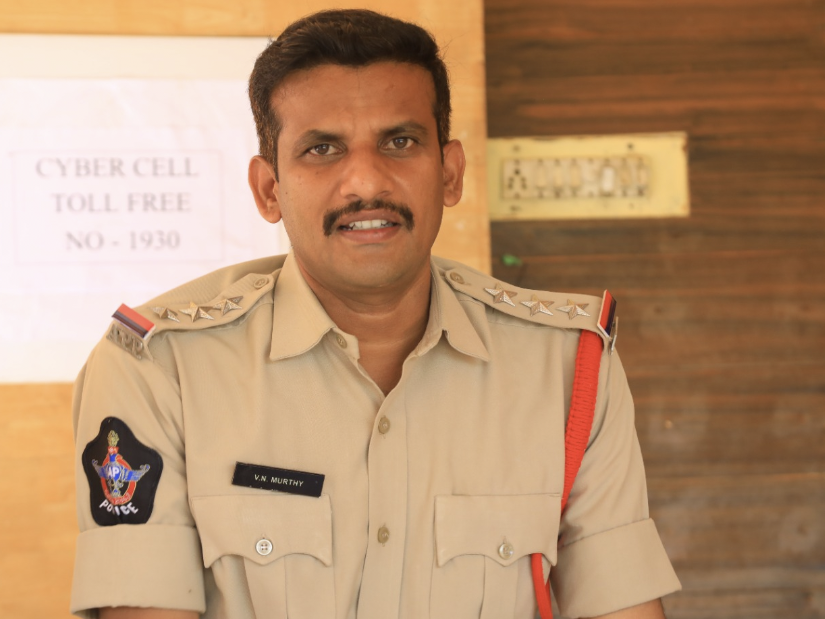 కోడిపందేలు ఆడుతున్న వారిపై కేసు నమోదు