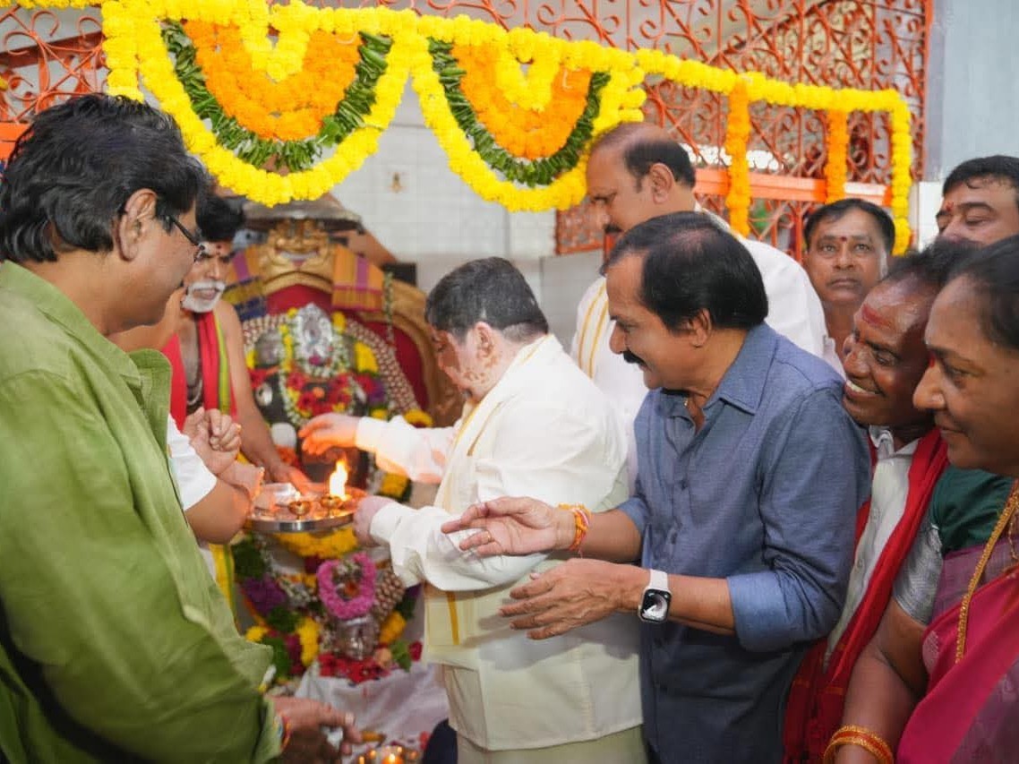 ప్రత్యేక పూజలు చేసిన మంత్రి పొన్నం ప్రభాకర్