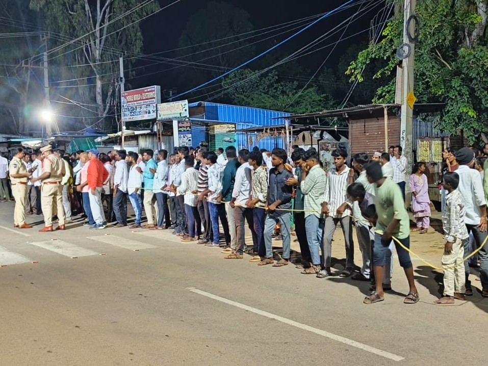 సీఎం రాక కోసం ఎదురు చూస్తున్న జనం