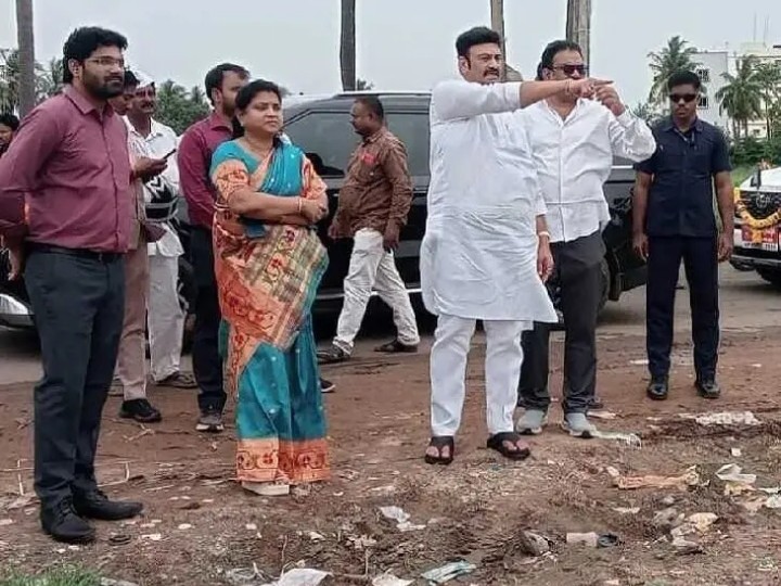 ప్రభుత్వ స్థలాన్ని పరిశీలించిన డిప్యూటీ స్పీకర్