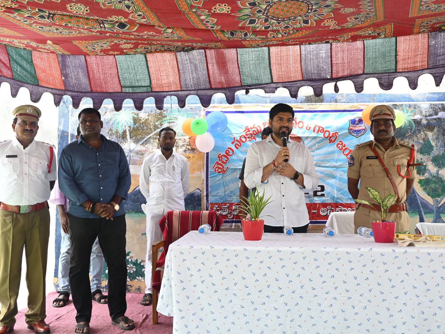 ఖైదీలు అందరు సత్ప్రవర్తనతో మెలగాలి: