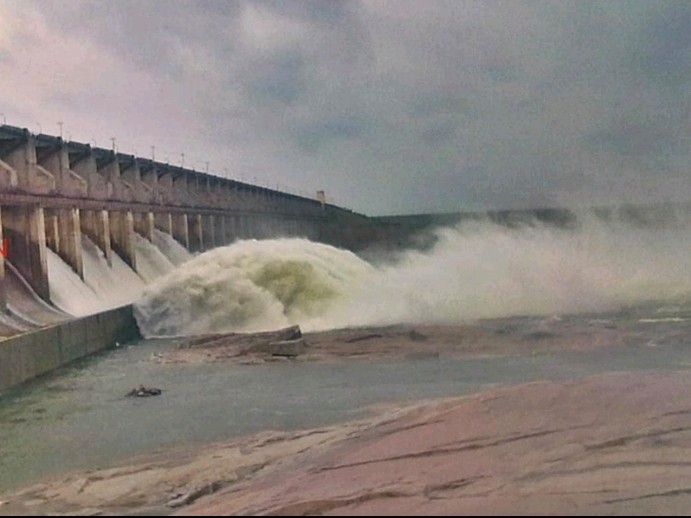 నిజాసాగర్ ప్రాజెక్టు 17 గేట్లు ఎత్తివేత