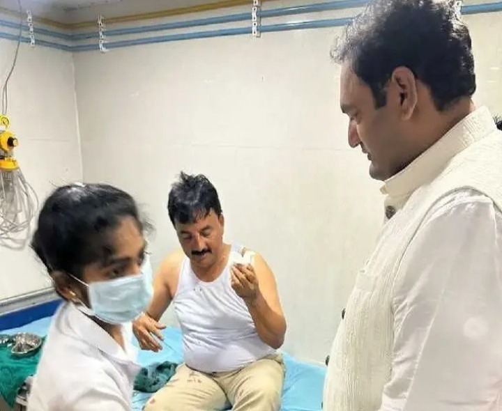 డీఎస్పీని పరామర్శించిన ఎమ్మెల్యే