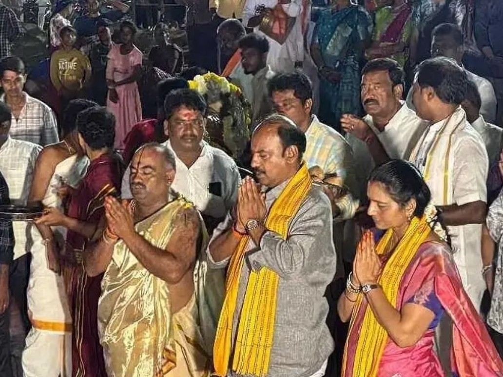 జమ్ములమ్మను దర్శించుకున్న ఎమ్మెల్యే దంపతులు