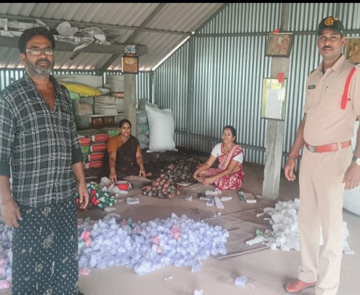 అక్రమ మందు గుండు సామాగ్రి తయారీ కేంద్రాలపై దాడులు