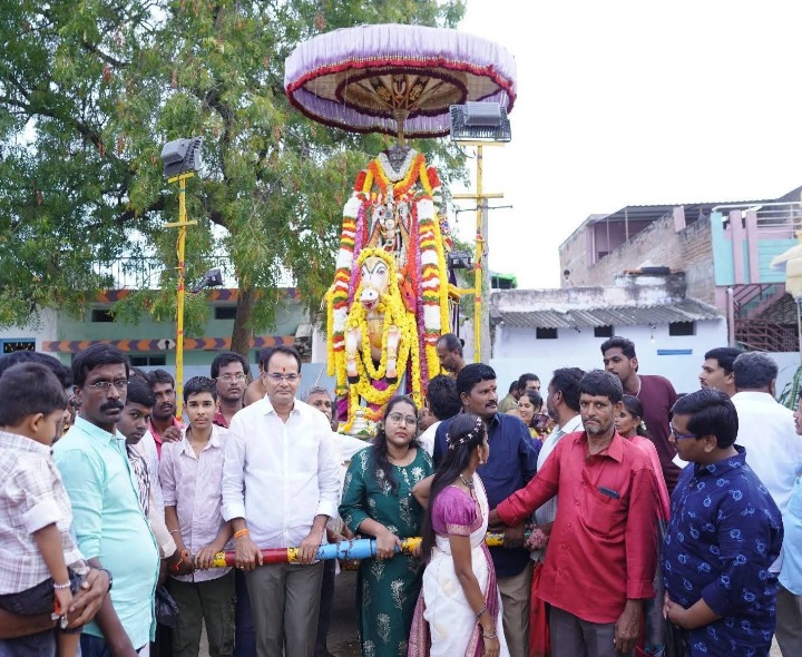 పుష్పాలంకరణతో ఆశ్వవాహనంపై స్వామి దర్శనం
