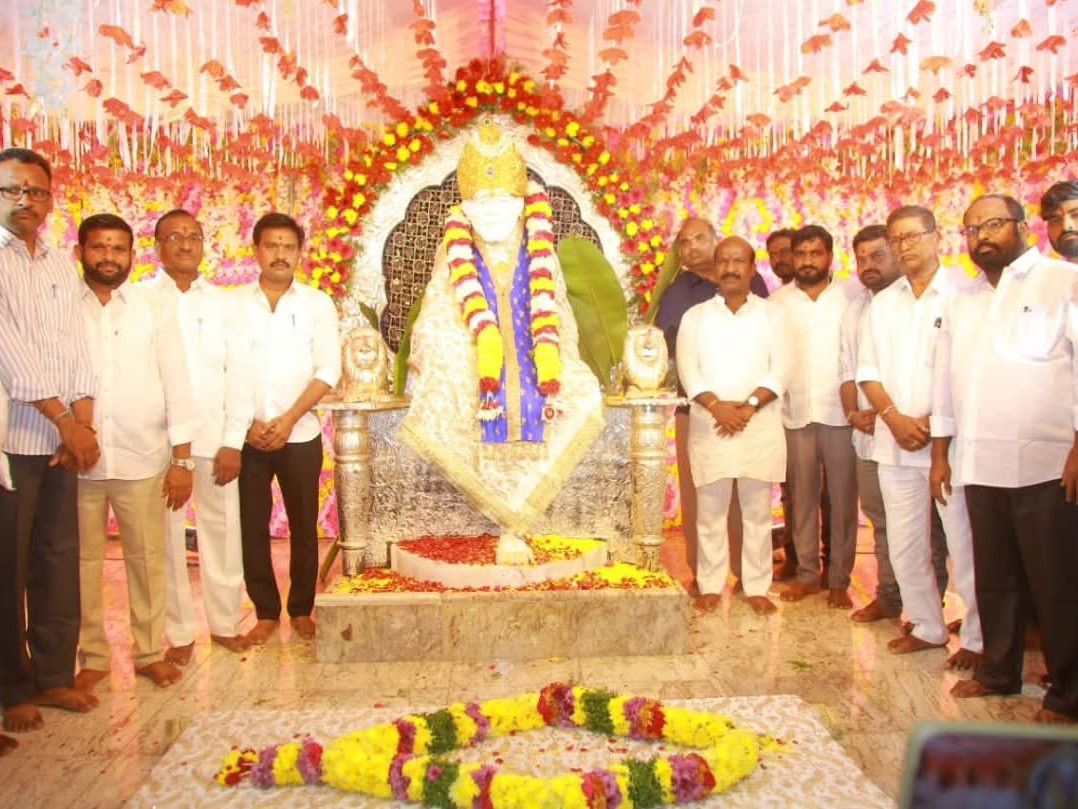 సాయిబాబ గుడిలో పూజలు చేసిన చిరుమర్తి