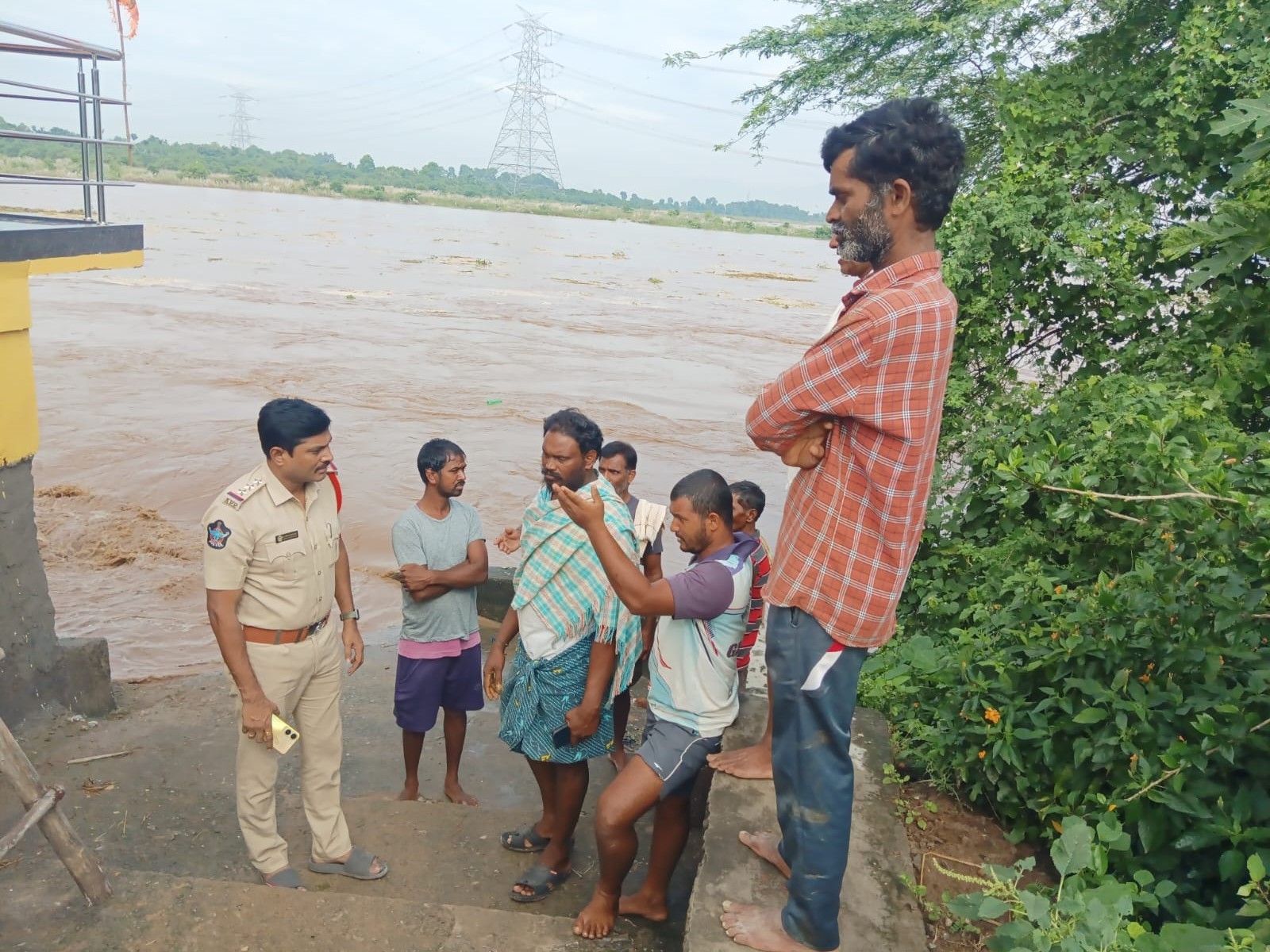 నది తీర ప్రాంతాలను పరిశీలించిన సీఐ