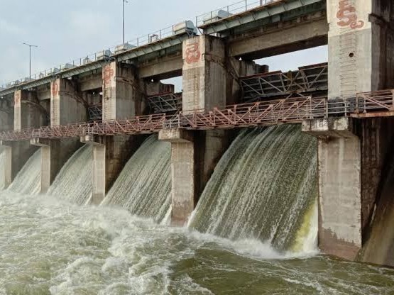 కౌలాస్ నాల ప్రాజెక్టు నుంచి కొనసాగుతున్న నీటి విడుదల