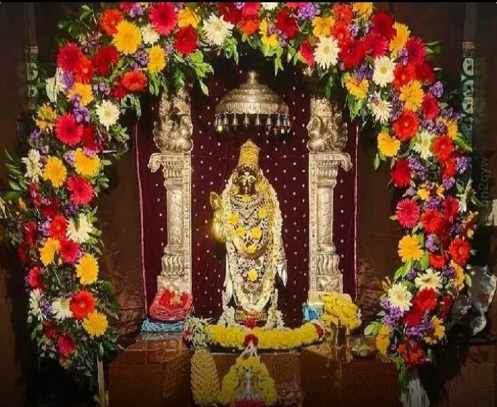 వెండి చీరతో దర్శనమిచ్చిన బాలా త్రిపుర సుందరి
