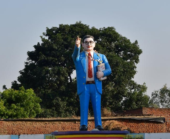 అంబేద్కర్ విగ్రహానికి నిప్పు.. ఉద్రిక్తత