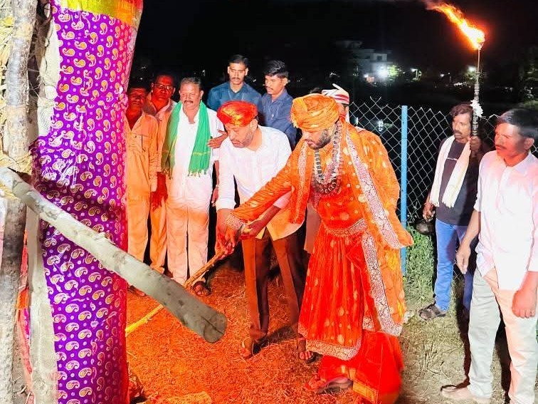 రావణుడి దిష్టిబొమ్మ దహనం చేసిన ఎమ్మెల్యే