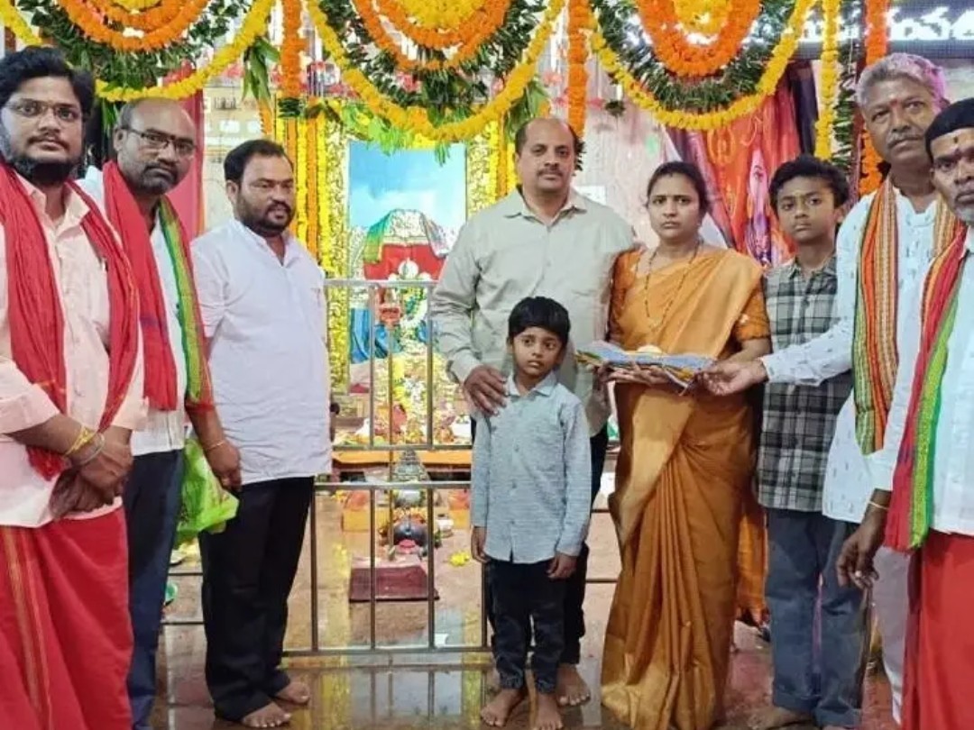 చండూరులో రాజరాజేశ్వరి అమ్మవారి చీరల వేలం