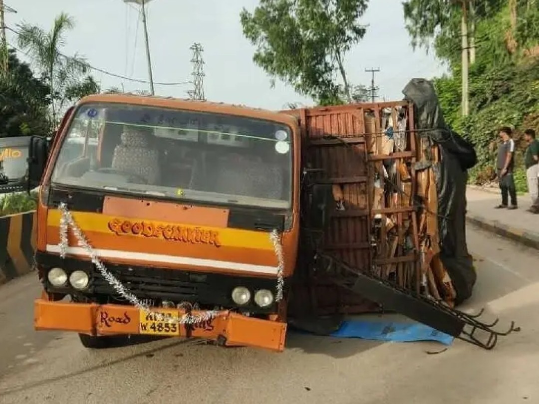 కూకట్ పల్లిలో బోల్తా కొట్టిన DCM