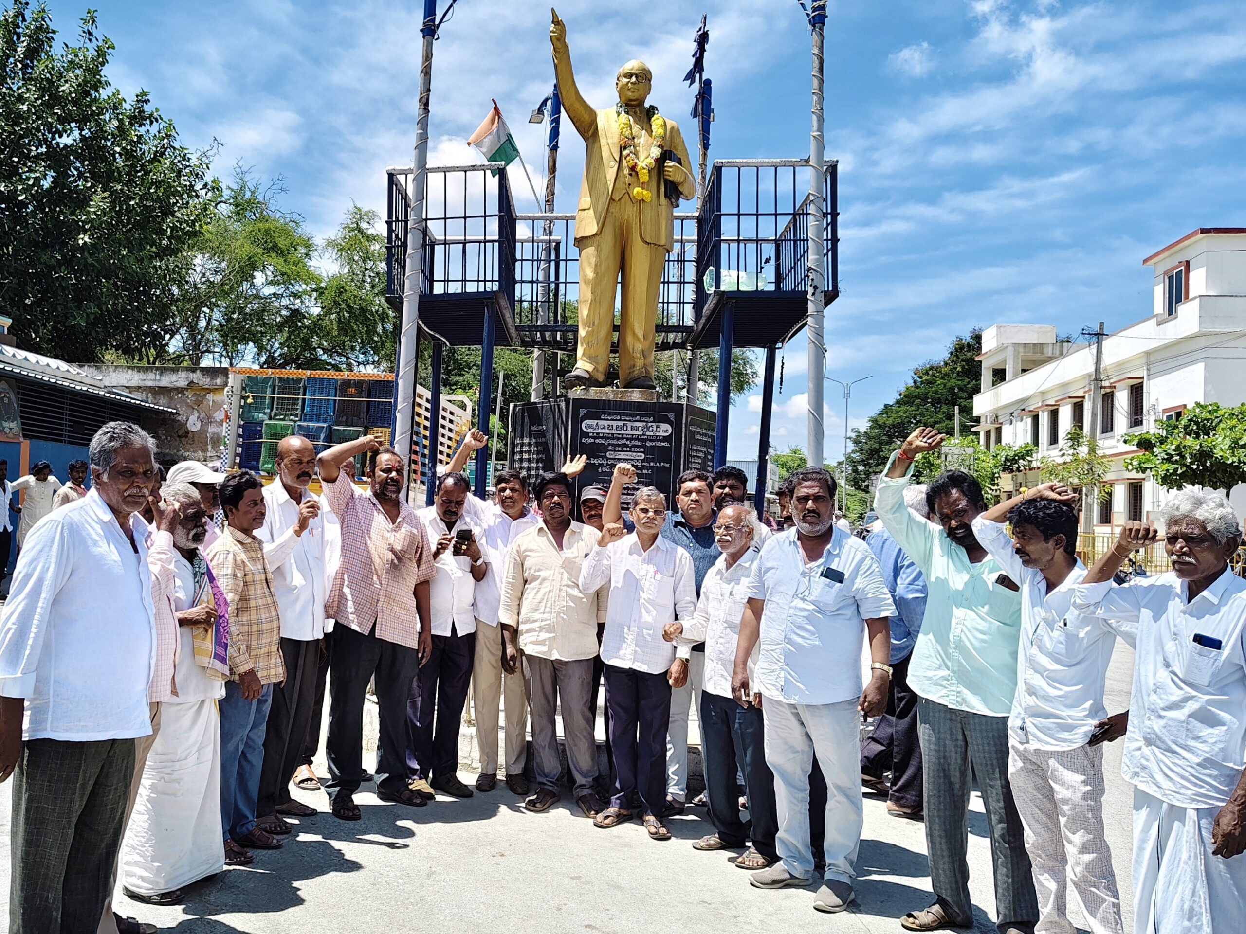 నిరసన తెలిపిన దళిత సంఘాల నాయకులు