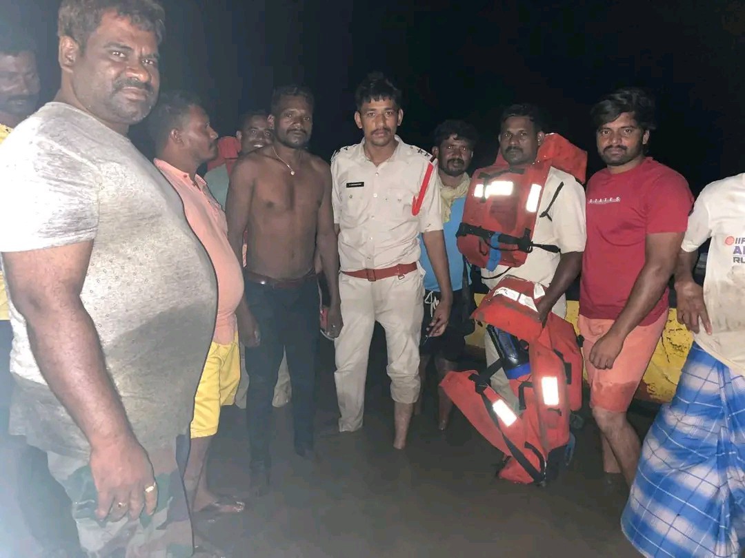 నది ప్రవాహంలో చిక్కుకున్న కార్మికుడిని రక్షించిన పోలీసులు