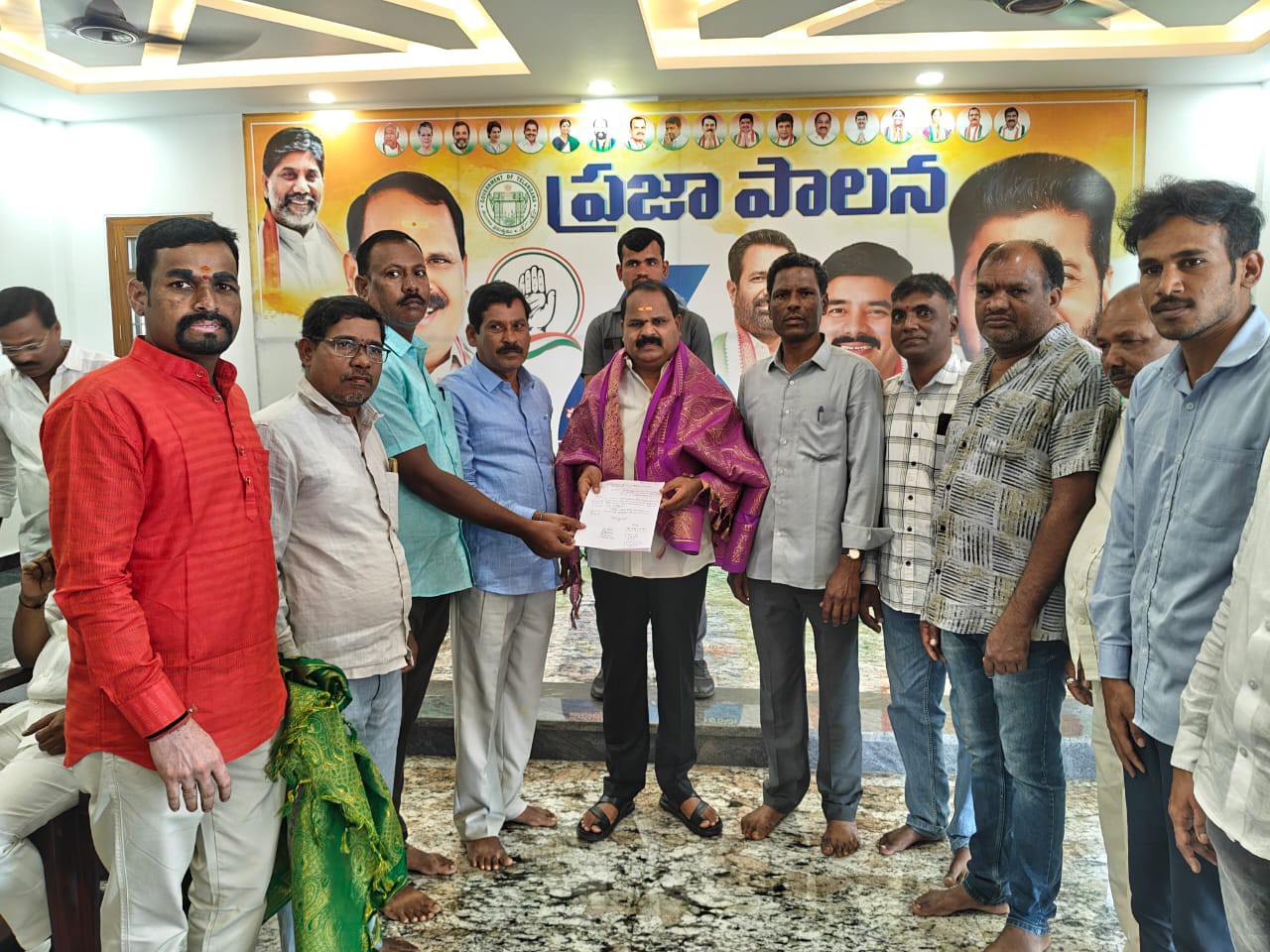 ఎమ్మెల్యేకు కాలనీవాసుల వినతి