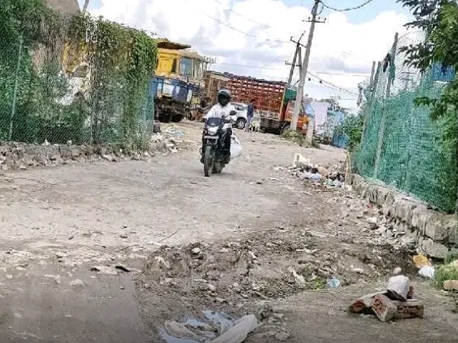 శంషిగూడ రోడ్డు దుస్థితి.. వ్యాధుల భయం