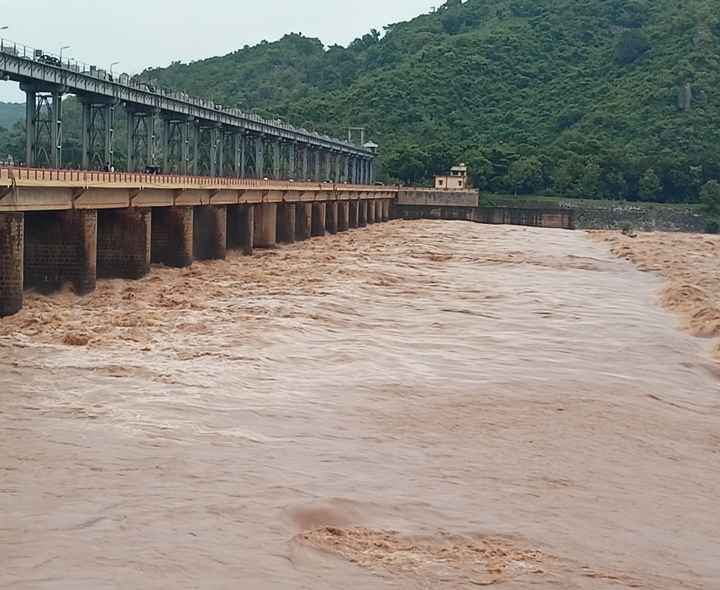 వంశధారకు వరద ఉద్ధృతి.. మూడో హెచ్చరిక జారీ