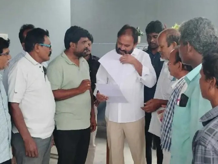 పెండింగ్ వేతనాలు విడుదల చేయాలని ఎమ్మెల్యేకు వినతి