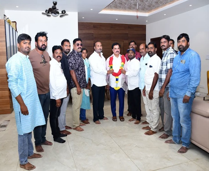 ఎమ్మెల్యేను సత్కరించిన నాయకులు